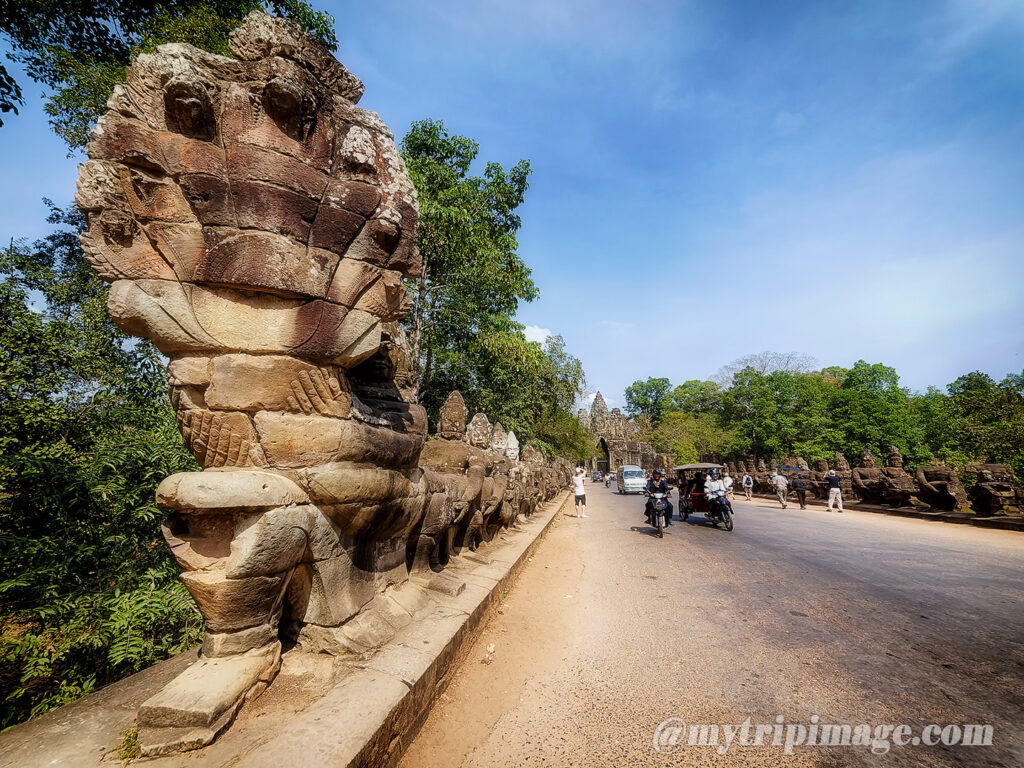 The south gate of Angkor Thom (1)