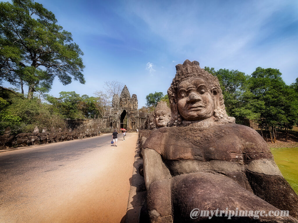 The south gate of Angkor Thom (4)