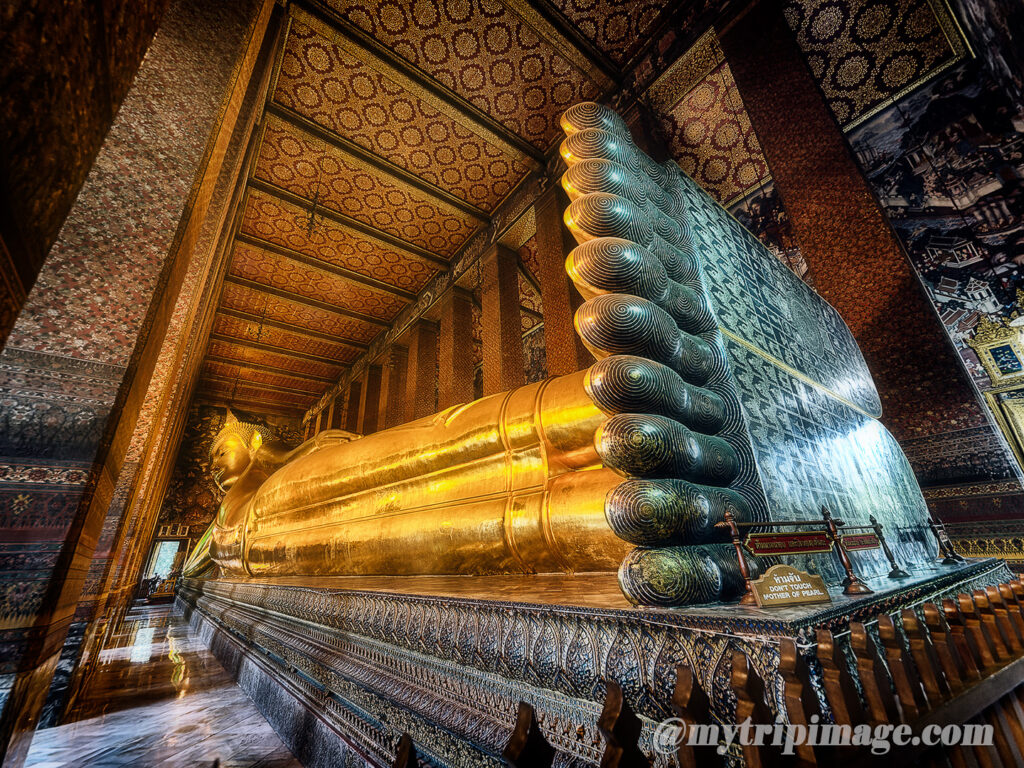 The reclining Buddha statue at Wat Pho (5)