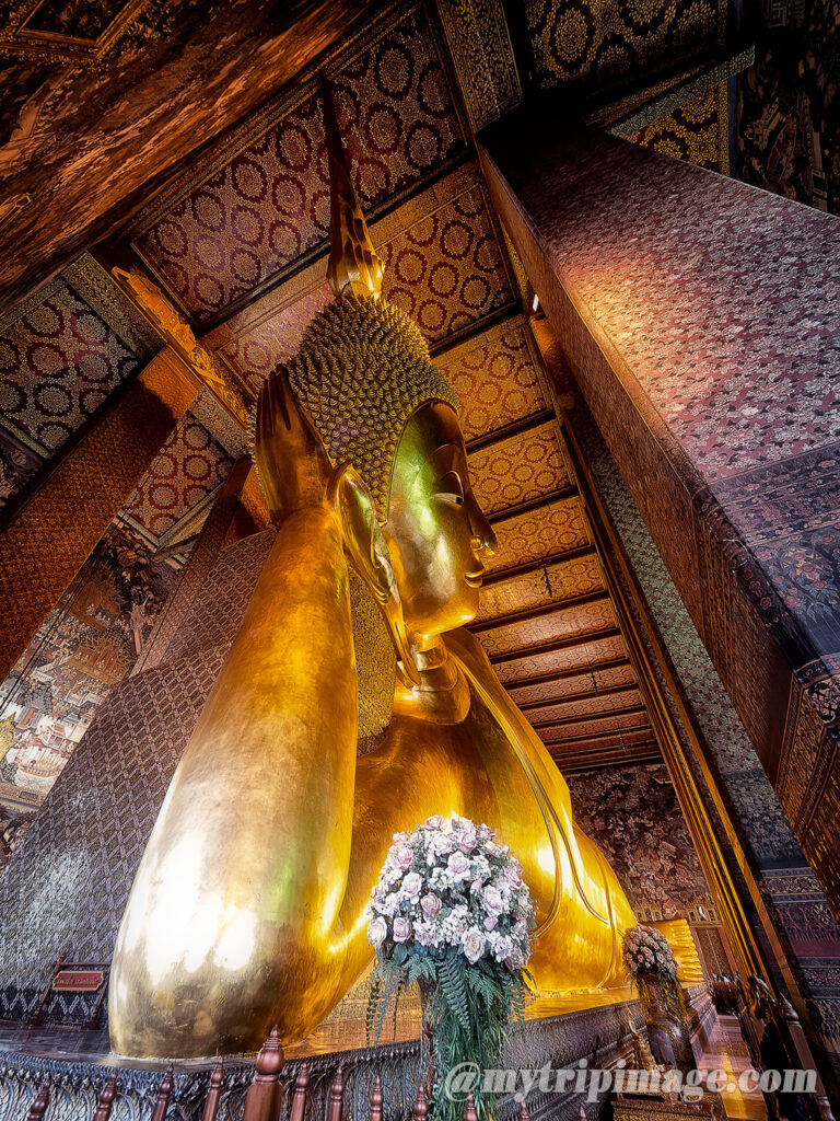The reclining Buddha statue at Wat Pho (1)