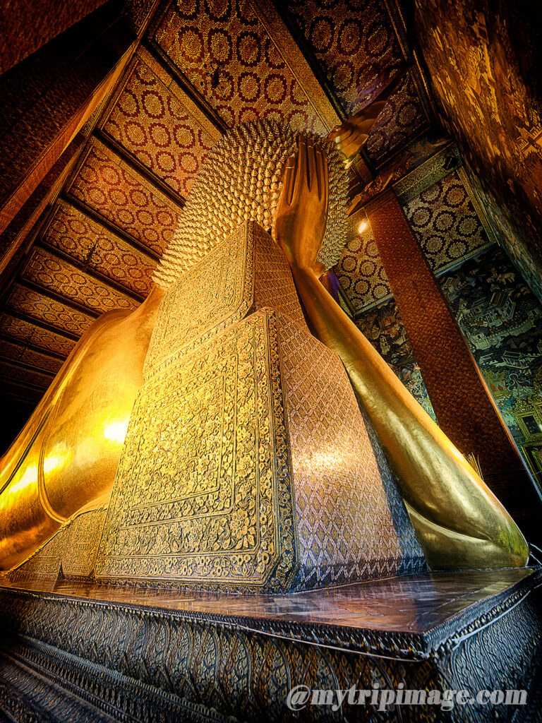 The reclining Buddha statue at Wat Pho (3)