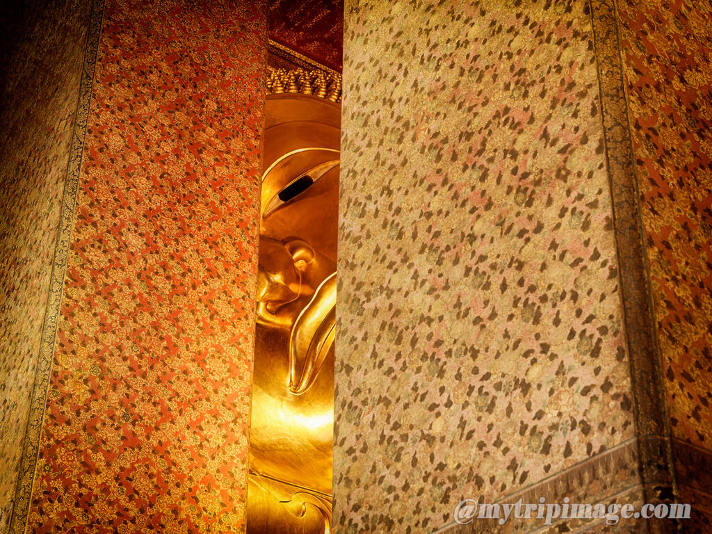 The reclining Buddha statue at Wat Pho (4)