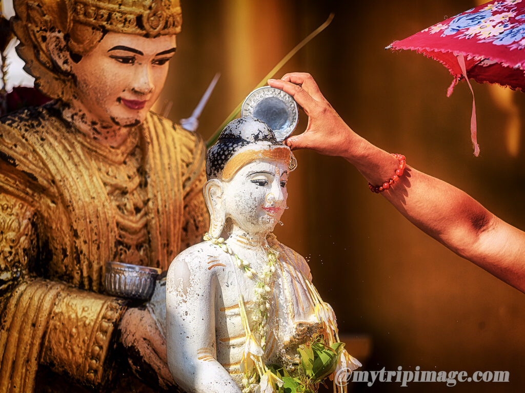 Buddha statues at Shwedagon Pagoda P.1(6)