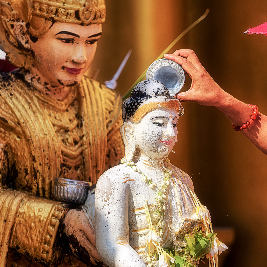 Buddha statues at Shwedagon Pagoda P.1