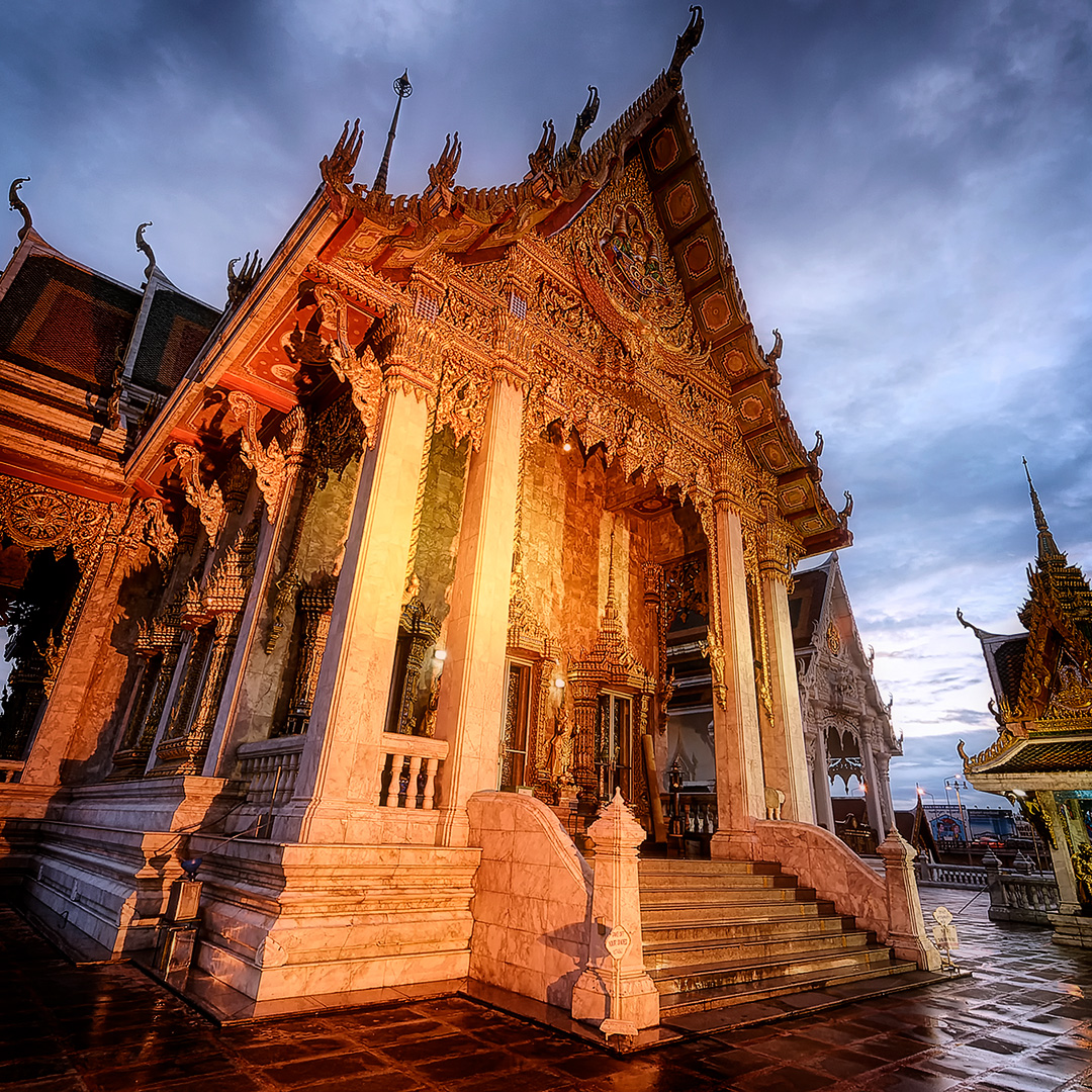 Wat Hua Lamphong in the evening