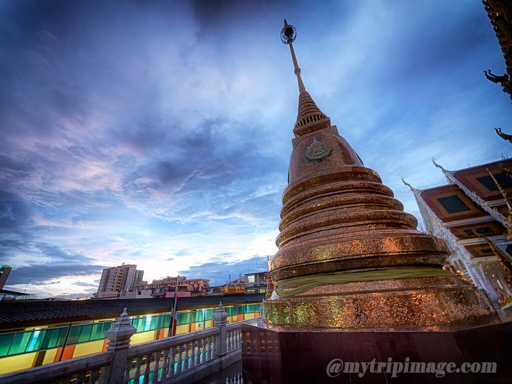 Wat Hua Lamphong in the evening (4)